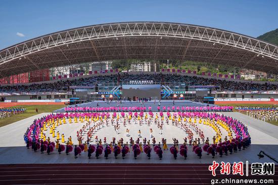 8月12日,在贵州省毕节市七星关区三板桥奥体中心拍摄的运动会开幕式现场。 8月12日,在贵州省毕节市七星关区三板桥奥体中心拍摄的运动会开幕式现场。