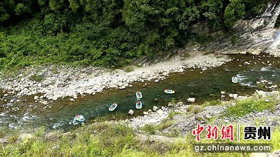 图为游客在清溪峡景区漂流。 绥阳融媒供图