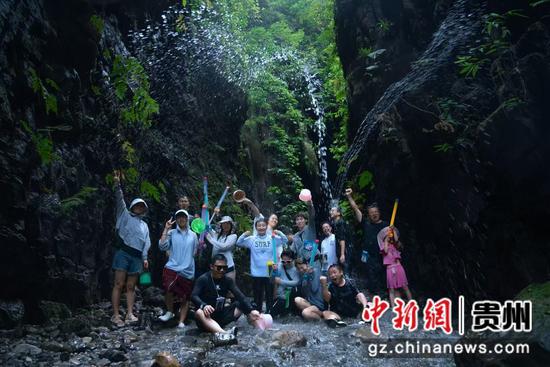 图为游客在清溪峡溯溪。 绥阳融媒供图