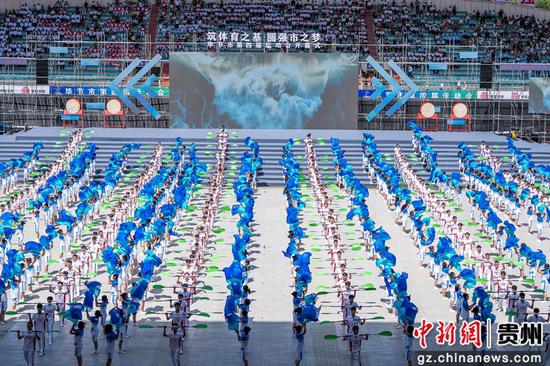 8月12日,在贵州省毕节市七星关区三板桥奥体中心拍摄的运动会开幕式现场。 8月12日,在贵州省毕节市七星关区三板桥奥体中心拍摄的运动会开幕式现场。