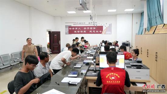 横州市生源地助学贷款办理大厅内,不少学生前来办理助学贷款 龙雪葵摄 横州市生源地助学贷款办理大厅内,不少学生前来办理助学贷款 龙雪葵摄