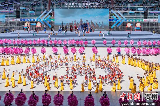 8月12日,在贵州省毕节市七星关区三板桥奥体中心拍摄的运动会开幕式现场。 8月12日,在贵州省毕节市七星关区三板桥奥体中心拍摄的运动会开幕式现场。