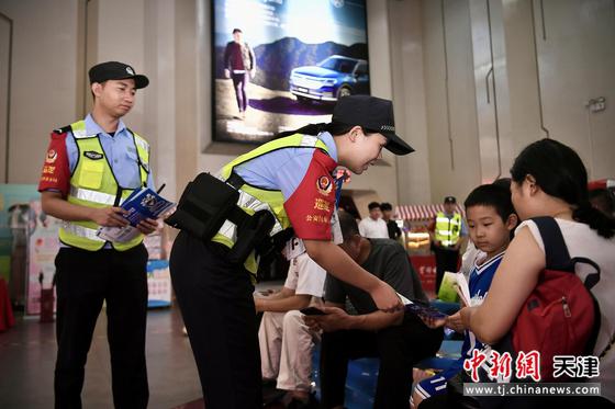 天津公安机关开展夏夜治安巡查宣防第二次集中统一行动。（天津市公安局供图）