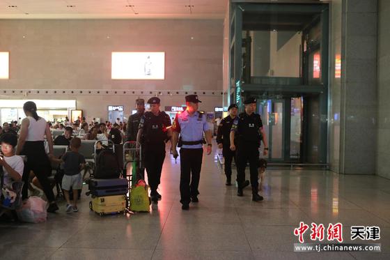 天津铁路公安处开展第二次夏夜治安巡查宣防集中统一行动。（北京铁路公安局天津公安处供图）