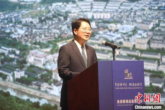 图为贵州省商务厅副厅长令狐绍辉在“多彩贵州风黔酒全球行——走进香港品鉴推介会”活动上推介贵州白酒。中新网记者刘大炜 摄 图为贵州省商务厅副厅长令狐绍辉在“多彩贵州风黔酒全球行——走进香港品鉴推介会”活动上推介贵州白酒。中新网记者刘大炜 摄