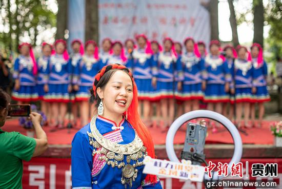 天柱县竹林镇麻阳歌场歌手在直播。