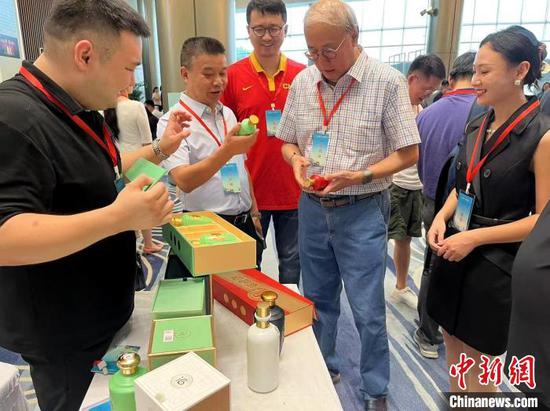 中国酒类流通协会领导现场参观贵州郑公酒业集团有限公司展位。遵义市供图
