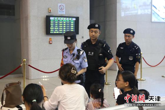 天津铁路公安处开展第二次夏夜治安巡查宣防集中统一行动。（北京铁路公安局天津公安处供图）