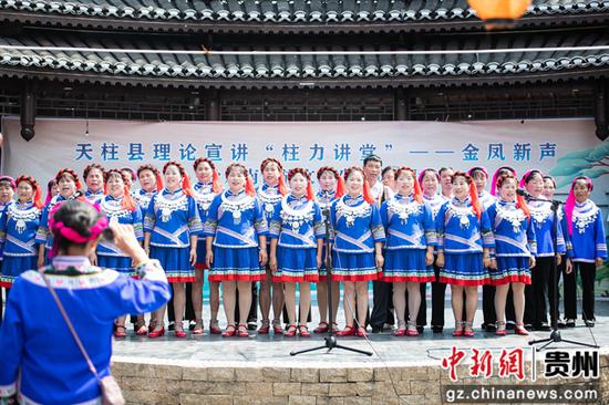 天柱县坌处镇三门塘歌场民歌手在演唱。