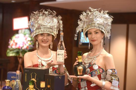 图为贵州白酒参展商代表(左一、左二)与出席“多彩贵州风黔酒全球行——走进香港品鉴推介会”活动的人士(右)。中新网记者刘大炜 摄 图为贵州白酒参展商代表(左一、左二)与出席“多彩贵州风黔酒全球行——走进香港品鉴推介会”活动的人士(右)。中新网记者刘大炜 摄
