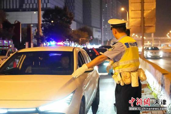 天津公安机关开展夏夜治安巡查宣防第二次集中统一行动。（天津市公安局供图）
