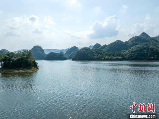 8月15日,全国生态日,航拍贵阳百花湖生态美。百花湖位于贵州省贵阳市观山湖区,是以高原喀斯特河谷型人工湖泊为主体,集湖泊、山岳、岛屿为一体,因湖中岛屿108个而得名。(无人机照片)中新社记者 唐哲 摄 8月15日,全国生态日,航拍贵阳百花湖生态美。百花湖位于贵州省贵阳市观山湖区,是以高原喀斯特河谷型人工湖泊为主体,集湖泊、山岳、岛屿为一体,因湖中岛屿108个而得名。(无人机照片)中新社记者 唐哲 摄