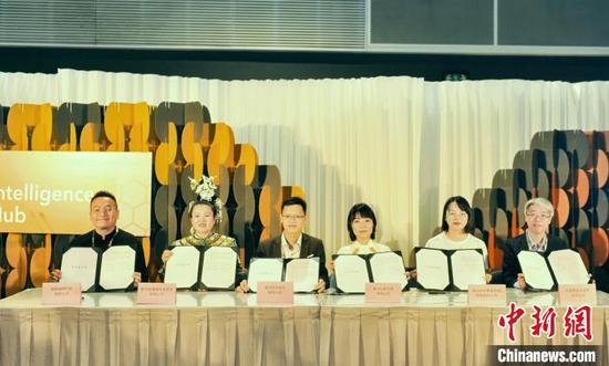图为“食韵飘香·多彩贵州”暨“茶韵飘香·多彩贵州”推介会期间举行的签约仪式。 贵州省商务厅供图