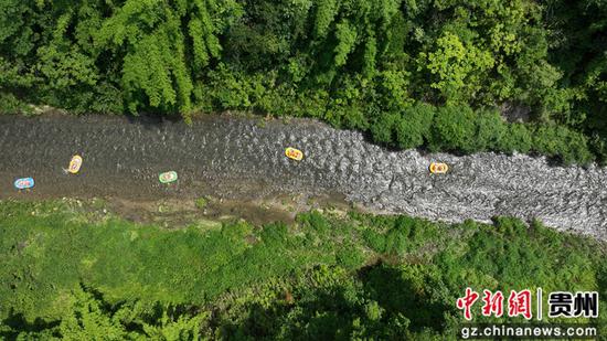 游客在贵州省黄平县野洞河镇漂流景区体验漂流。 游客在贵州省黄平县野洞河镇漂流景区体验漂流。