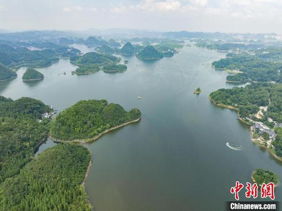 8月15日,全国生态日,航拍贵阳百花湖生态美。百花湖位于贵州省贵阳市观山湖区,是以高原喀斯特河谷型人工湖泊为主体,集湖泊、山岳、岛屿为一体,因湖中岛屿108个而得名。(无人机照片)中新社记者 唐哲 摄 8月15日,全国生态日,航拍贵阳百花湖生态美。百花湖位于贵州省贵阳市观山湖区,是以高原喀斯特河谷型人工湖泊为主体,集湖泊、山岳、岛屿为一体,因湖中岛屿108个而得名。(无人机照片)中新社记者 唐哲 摄