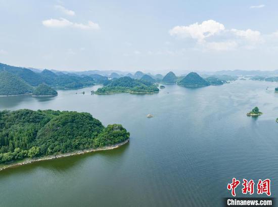 8月15日,全国生态日,航拍贵阳百花湖生态美。百花湖位于贵州省贵阳市观山湖区,是以高原喀斯特河谷型人工湖泊为主体,集湖泊、山岳、岛屿为一体,因湖中岛屿108个而得名。(无人机照片)中新社记者 唐哲 摄 8月15日,全国生态日,航拍贵阳百花湖生态美。百花湖位于贵州省贵阳市观山湖区,是以高原喀斯特河谷型人工湖泊为主体,集湖泊、山岳、岛屿为一体,因湖中岛屿108个而得名。(无人机照片)中新社记者 唐哲 摄