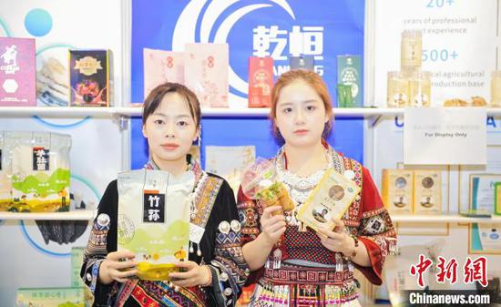 图为参展贵州展商。贵州省商务厅供图