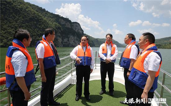 图为徐麟在乌江渡码头乘船察看水污染防治、水生态保护等情况。 图为徐麟在乌江渡码头乘船察看水污染防治、水生态保护等情况。