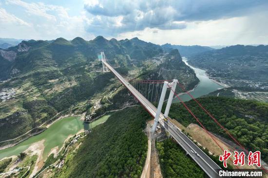 8月15日,航拍贵州金(沙)仁(怀)桐(梓)高速公路桐梓河特大桥。由中铁广州局承建的桐梓河特大桥建设已接近尾声,大桥目前在进行沥青混凝土施工准备工作。桐梓河特大桥位于遵义市境内,横跨该市桐梓县的桐梓河,全长1422米,主跨达965米,主塔高208米。(无人机照片)中新社记者 瞿宏伦 摄 8月15日,航拍贵州金(沙)仁(怀)桐(梓)高速公路桐梓河特大桥。由中铁广州局承建的桐梓河特大桥建设已接近尾声,大桥目前在进行沥青混凝土施工准备工作。桐梓河特大桥位于遵义市境内,横跨该市桐梓县的桐梓河,全长1422米,主跨达965米,主塔高208米。(无人机照片)中新社记者 瞿宏伦 摄