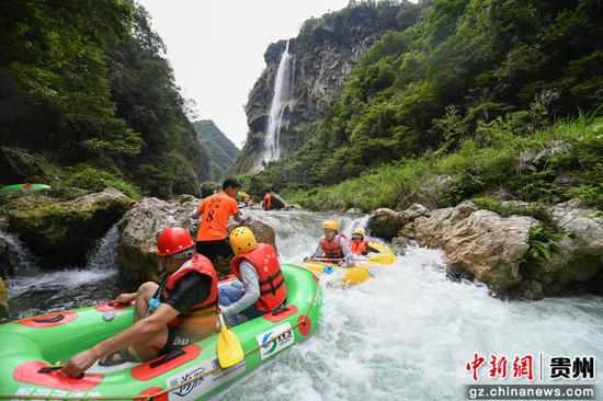 游客在贵州省黄平县野洞河镇漂流景区体验漂流。 游客在贵州省黄平县野洞河镇漂流景区体验漂流。