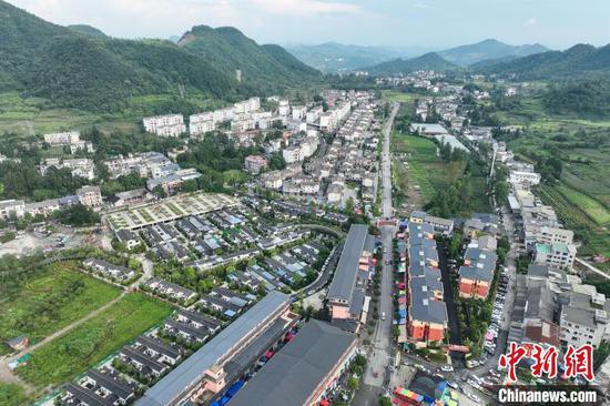 8月16日,航拍桐梓县九坝镇山堡社区。 记者 瞿宏伦 摄 8月16日,航拍桐梓县九坝镇山堡社区。 记者 瞿宏伦 摄