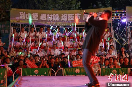 8月16日晚,2024年“我要办村晚·夏季大联欢”暨中国全国夏季村晚示范点活动展示,在贵州省遵义市桐梓县九坝镇山堡社区持续上演(简称:桐梓“村晚”),吸引近万人到场观看。本场“村晚”既有唢呐独奏、独唱、小品、戏歌等节目展示,也有观众最期待的民族拉歌、斗舞环节。伴随着音乐,观众尽情欢呼、跟唱、舞动,在“村晚”享受着音乐的纯粹与美好。图为桐梓“村晚”唢呐独奏节目吸引观众。中新社记者 瞿宏伦 摄 8月16日晚,2024年“我要办村晚·夏季大联欢”暨中国全国夏季村晚示范点活动展示,在贵州省遵义市桐梓县九坝镇山堡社区持续上演(简称:桐梓“村晚”),吸引近万人到场观看。本场“村晚”既有唢呐独奏、独唱、小品、戏歌等节目展示,也有观众最期待的民族拉歌、斗舞环节。伴随着音乐,观众尽情欢呼、跟唱、舞动,在“村晚”享受着音乐的纯粹与美好。图为桐梓“村晚”唢呐独奏节目吸引观众。中新社记者 瞿宏伦 摄