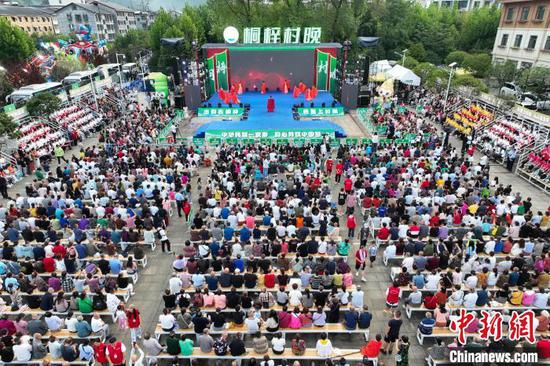 8月16日晚,2024年“我要办村晚·夏季大联欢”暨中国全国夏季村晚示范点活动展示,在贵州省遵义市桐梓县九坝镇山堡社区持续上演(简称:桐梓“村晚”),吸引近万人到场观看。本场“村晚”既有唢呐独奏、独唱、小品、戏歌等节目展示,也有观众最期待的民族拉歌、斗舞环节。伴随着音乐,观众尽情欢呼、跟唱、舞动,在“村晚”享受着音乐的纯粹与美好。图为航拍桐梓“村晚”现场座无虚席。(无人机照片)中新社记者 瞿宏伦 摄 8月16日晚,2024年“我要办村晚·夏季大联欢”暨中国全国夏季村晚示范点活动展示,在贵州省遵义市桐梓县九坝镇山堡社区持续上演(简称:桐梓“村晚”),吸引近万人到场观看。本场“村晚”既有唢呐独奏、独唱、小品、戏歌等节目展示,也有观众最期待的民族拉歌、斗舞环节。伴随着音乐,观众尽情欢呼、跟唱、舞动,在“村晚”享受着音乐的纯粹与美好。图为航拍桐梓“村晚”现场座无虚席。(无人机照片)中新社记者 瞿宏伦 摄