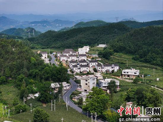 贵州省大方县东关至安乐农村公路穿过美丽村庄。何志刚 摄 贵州省大方县东关至安乐农村公路穿过美丽村庄。何志刚 摄