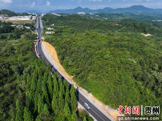 贵州省大方县东关至安乐农村公路穿过美丽村庄。何志刚 摄 贵州省大方县东关至安乐农村公路穿过美丽村庄。何志刚 摄