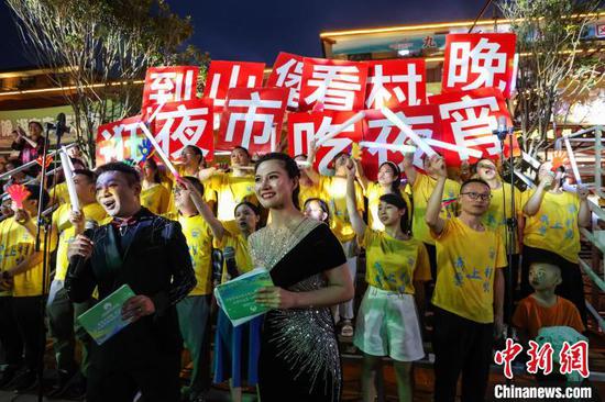 8月16日晚,2024年“我要办村晚·夏季大联欢”暨中国全国夏季村晚示范点活动展示,在贵州省遵义市桐梓县九坝镇山堡社区持续上演(简称:桐梓“村晚”),吸引近万人到场观看。本场“村晚”既有唢呐独奏、独唱、小品、戏歌等节目展示,也有观众最期待的民族拉歌、斗舞环节。伴随着音乐,观众尽情欢呼、跟唱、舞动,在“村晚”享受着音乐的纯粹与美好。图为桐梓“村晚”现场的《民族拉歌》环节。中新社记者 瞿宏伦 摄 8月16日晚,2024年“我要办村晚·夏季大联欢”暨中国全国夏季村晚示范点活动展示,在贵州省遵义市桐梓县九坝镇山堡社区持续上演(简称:桐梓“村晚”),吸引近万人到场观看。本场“村晚”既有唢呐独奏、独唱、小品、戏歌等节目展示,也有观众最期待的民族拉歌、斗舞环节。伴随着音乐,观众尽情欢呼、跟唱、舞动,在“村晚”享受着音乐的纯粹与美好。图为桐梓“村晚”现场的《民族拉歌》环节。中新社记者 瞿宏伦 摄