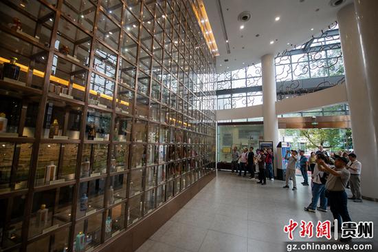 游客在中国酒文化城参观。 翁奇羽 摄 游客在中国酒文化城参观。 翁奇羽 摄
