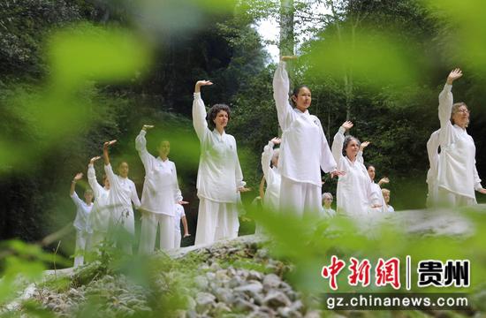 法国游客在观音岩景区打太极。 潘娅 摄 法国游客在观音岩景区打太极。 潘娅 摄