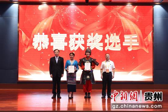 8月19日,获得一等奖的选手与颁奖嘉宾合影。 瞿宏伦 摄