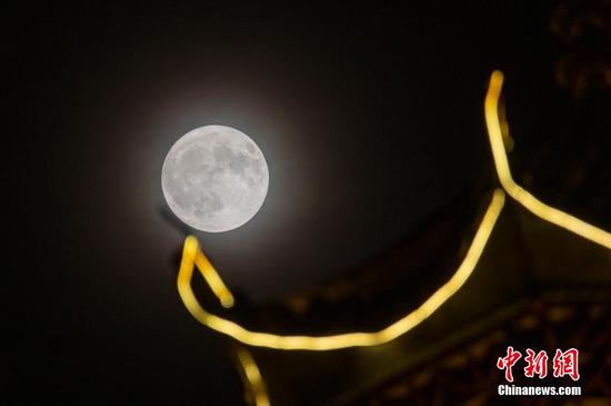8月19日晚,在从江县丙妹街道鼓楼生态广场拍摄的超级月亮。 8月19日晚,在从江县丙妹街道鼓楼生态广场拍摄的超级月亮。