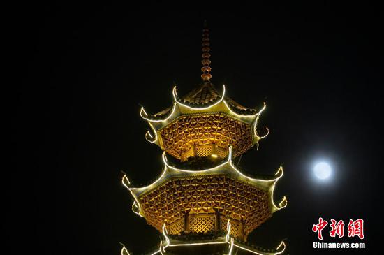 8月19日晚,在从江县丙妹街道鼓楼生态广场拍摄的超级月亮。 8月19日晚,在从江县丙妹街道鼓楼生态广场拍摄的超级月亮。