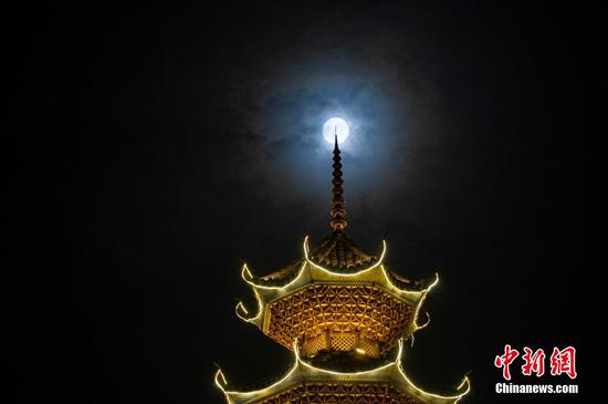 8月19日晚,在从江县丙妹街道鼓楼生态广场拍摄的超级月亮。 8月19日晚,在从江县丙妹街道鼓楼生态广场拍摄的超级月亮。