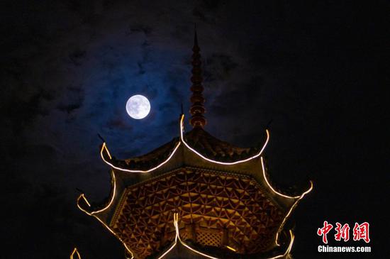 8月19日晚,在从江县丙妹街道鼓楼生态广场拍摄的超级月亮。吴德军 摄 8月19日晚,在从江县丙妹街道鼓楼生态广场拍摄的超级月亮。吴德军 摄