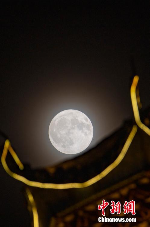 8月19日晚,在从江县丙妹街道鼓楼生态广场拍摄的超级月亮。 8月19日晚,在从江县丙妹街道鼓楼生态广场拍摄的超级月亮。