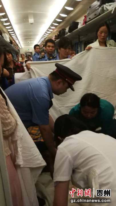 K833次普速列车上为李女士搭建的临时“产房”。 K833次普速列车上为李女士搭建的临时“产房”。