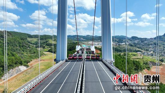 图为桐梓河特大桥迎来第二阶段的荷载试验。 陈桂良 摄