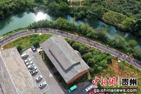 23日,新的社会阶层人士趣味“同心跑”开跑。张德厚 摄 23日,新的社会阶层人士趣味“同心跑”开跑。张德厚 摄