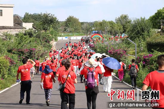 23日,新的社会阶层人士趣味“同心跑”开跑。吴建明摄 23日,新的社会阶层人士趣味“同心跑”开跑。吴建明摄