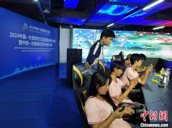 图为姚茗钟在比赛现场巡视选手操作。(主办方供图) 图为姚茗钟在比赛现场巡视选手操作。(主办方供图)