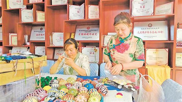 闽宁镇原隆村村民王淑琴和李玉霞制作手工艺品。