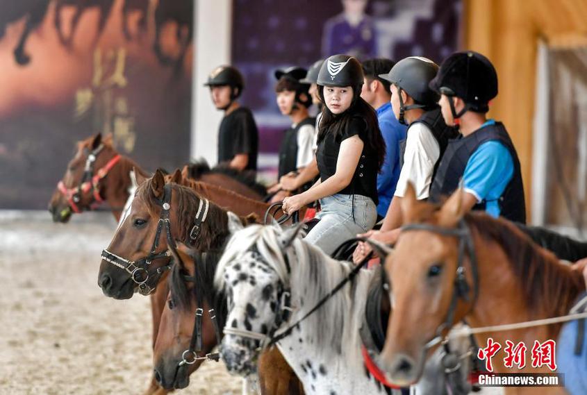 8月26日，新疆阿勒泰地區(qū)阿勒泰市，位于該市市郊的阿勒泰馬業(yè)一牧場馬術(shù)基地訓(xùn)練場，來自呼圖壁中等職業(yè)技術(shù)學(xué)校的學(xué)生在教練的帶領(lǐng)下練習(xí)騎馬，他們將在這里進(jìn)行為期一年的馬產(chǎn)業(yè)相關(guān)科目的實訓(xùn)。據(jù)介紹，新疆阿勒泰地區(qū)擁有深厚的馬文化底蘊和廣泛的群眾基礎(chǔ)。近年來，阿勒泰市著力打造“全國馬培育基地”“青少年騎乘素質(zhì)教育基地”“馬文化旅游示范基地”“馬產(chǎn)品生產(chǎn)基地”，將馬產(chǎn)業(yè)與人才、旅游、文化、民俗深度融合，打造阿勒泰獨具特色的馬產(chǎn)業(yè)旅游經(jīng)濟(jì)文化。 中新社記者 劉新 攝