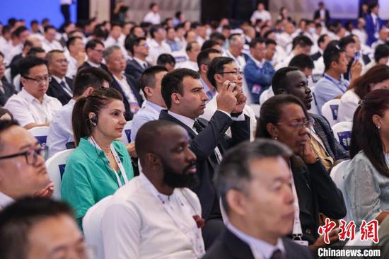 8月28日,2024中国国际大数据产业博览会开幕,海内外嘉宾参会。中新社记者 瞿宏伦 摄 8月28日,2024中国国际大数据产业博览会开幕,海内外嘉宾参会。中新社记者 瞿宏伦 摄