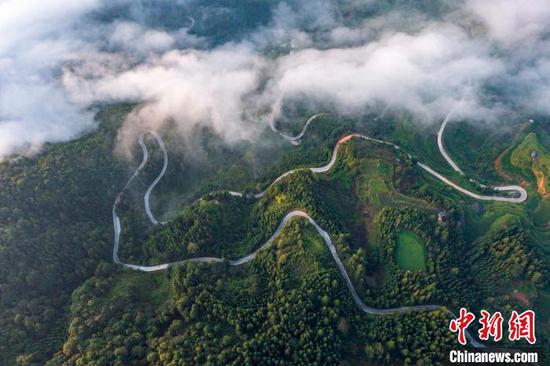 图为航拍从江县谷坪乡的乡村公路。吴德军 摄