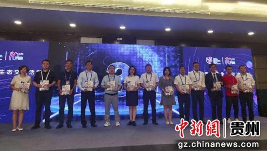 企业领取测评认证证书 张红艳摄 企业领取测评认证证书 张红艳摄