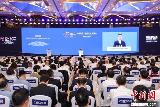 8月28日,中国国家数据局局长刘烈宏在2024中国国际大数据产业博览会开幕式上致辞。中新社记者 瞿宏伦 摄 8月28日,中国国家数据局局长刘烈宏在2024中国国际大数据产业博览会开幕式上致辞。中新社记者 瞿宏伦 摄