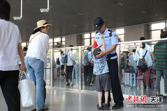 天津铁警多措并举护航2024年暑运圆满收官。(北京铁路公安局天津公安处供图)